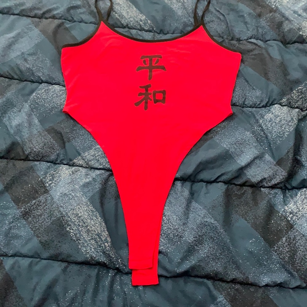 Contrast binding Chinese characters backless cami bodysuit